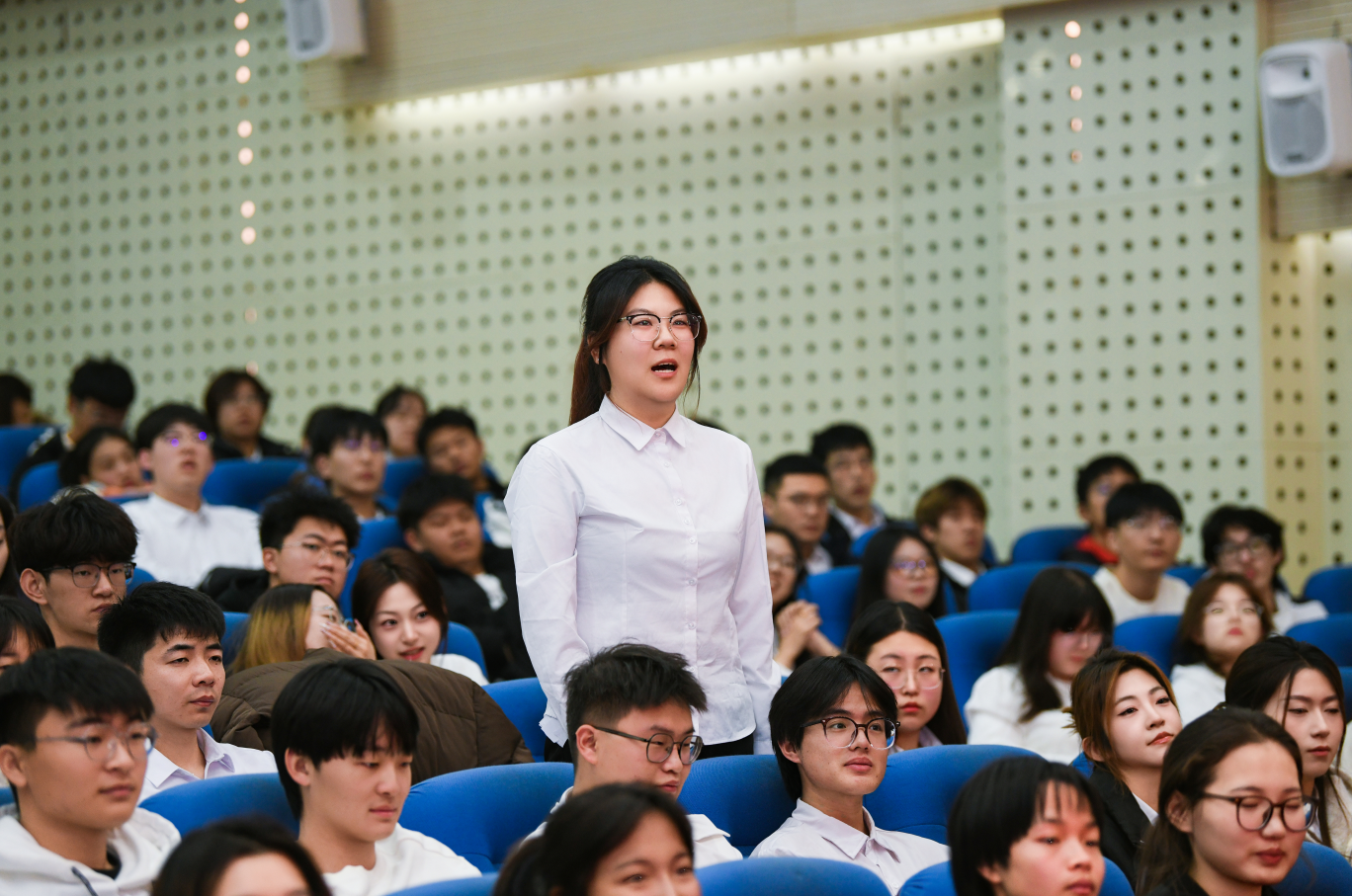 图为与现场同学互动交流